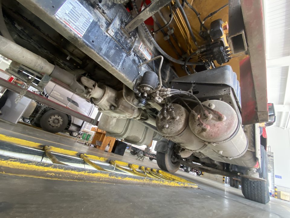 Concrete pump truck · بازرسی روی بالابر