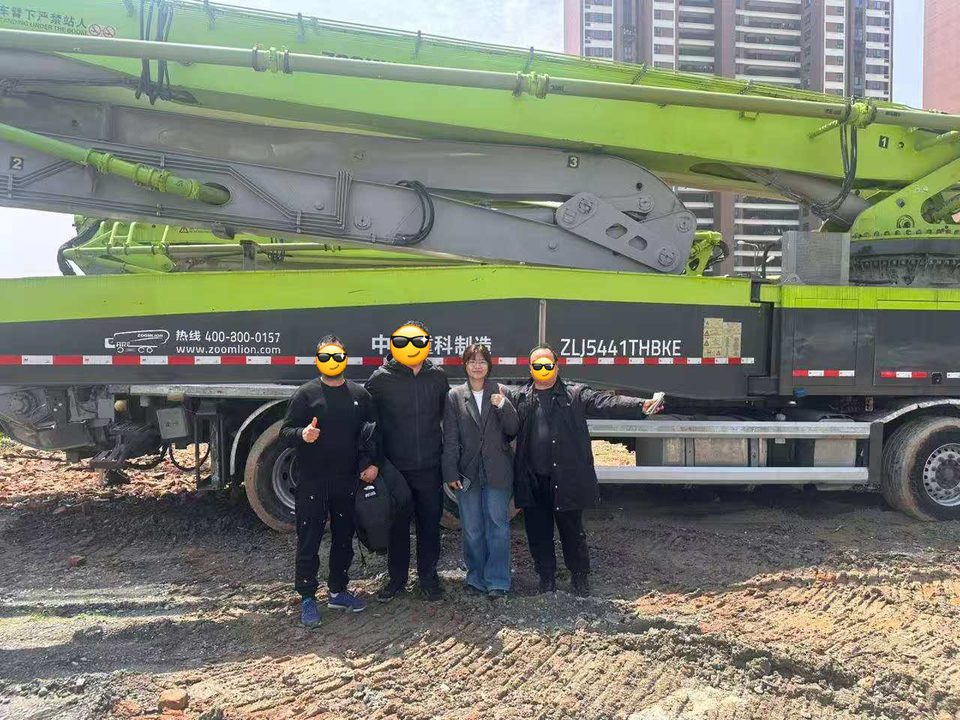 6 × concrete pump trucks, one order · Visite du client sur le parc
