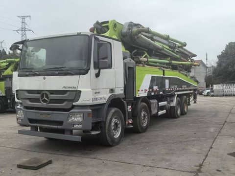 مضخة Zoomlion 52 م · موديل 2017 · شاسيه Mercedes-Benz 4141