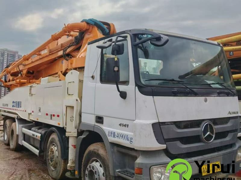 مضخة Zoomlion 52 م · موديل 2014 · شاسيه Mercedes-Benz 4141