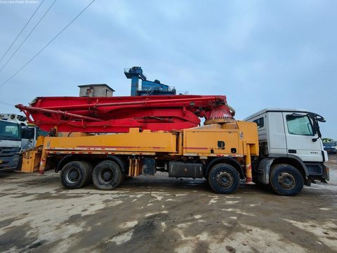 Pompe Zoomlion 46 m · 2012 · châssis