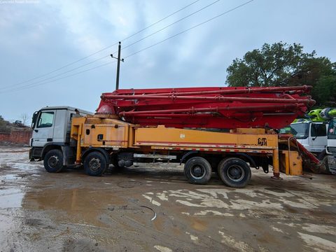 Pompe Zoomlion 46 m · 2012 · châssis